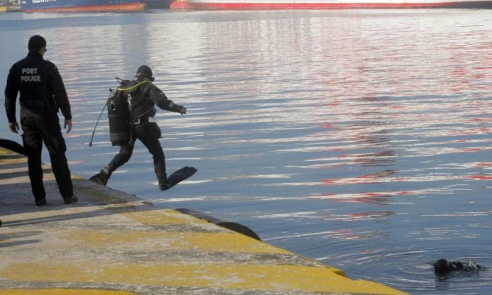 Θρίλερ με πτώμα μέσα στο λιμάνι του Πειραιά